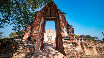 Wall Mural - The entrance arch to Wat Ratchaburana is an old temple over six hundred years old, built during the Ayutthaya period. Located in Ayutthaya Province, Thailand.