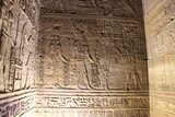 Hiéroglyphes et bas relief de Horus au Temple d'Edfou 