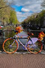 Canvas Print - Old bicycle next to canal of Amsterdam