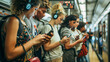 © Loostik - personnes dans les transports en commun qui regardent tous leur téléphone