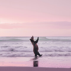 Poster - A bear frolics on the sea coast
