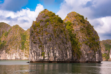 Wall Mural - Ha Long bay in Vietnam with many islands and boats