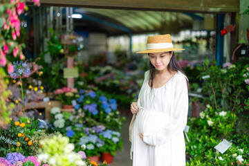 Poster - Pregnant woman in the flower shop