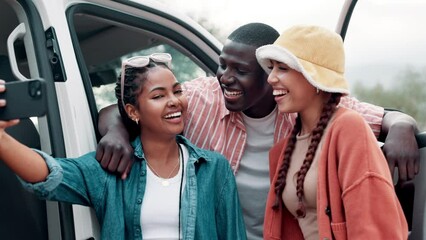 Canvas Print - Friends, happy and outdoor with car for selfie on holiday, camping and break in Texas. Fun, people and smile in summer vacation for adventure, travel and trip to relax with social media or networking