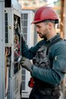 © Henryk Guziak - Technik naprawiający instalację elektryczną