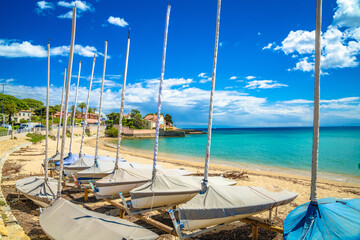 Canvas Print - Sainte Maxime sand turquoise beach and sailboats view