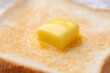© kai - 焼きたてのトーストの上に溶けたバター