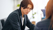 © metamorworks - ソファに座って会話する男性