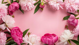  Cornice fatta di bellissimi fiori di peonia su uno sfondo rosa. Disposizione "flat lay" con spazio per testo.