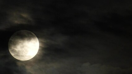 満月(full moon)【実写】雲がうっすらとかかる“雲の変化が幻想的な風景”(右にスペースあり)