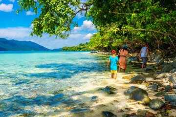 Sticker - family walking on the beach