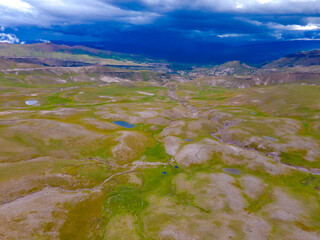 FOTO AEREA DE LAGUNA Y MONTAÑAS EN LA REGION AYACUCHO PERU 2024