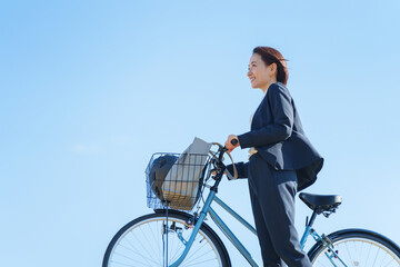 Wall Mural - 青空と自転車通勤するビジネスマン