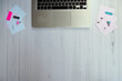 © KJP Photography - Laptop i kolorowe materiały biurowe na białym biurku z dużą ilością miejsca na tekst