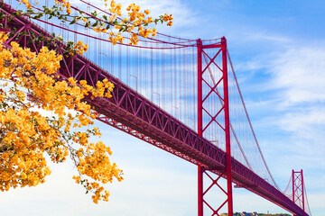 Lugares de interés en Lisboa, Portugal. Puente del 25 de abril y puesta de sol.
Arquitectura y monumentos portugueses