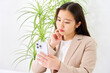 © siro46 - オフィスで考えながらスマホを使う若いビジネスウーマン