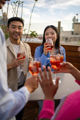 Grupo de amigos tomandose algo en una terraza atico afterwork