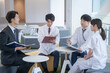 © rrice - 病院でミーティングする医師と看護師とビジネスマン