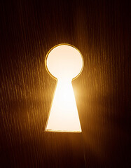 Poster - Golden light shining through keyhole creates dramatic effect - Illustration