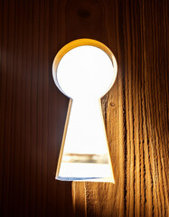 Poster - Golden light shining through keyhole creates dramatic effect - Illustration