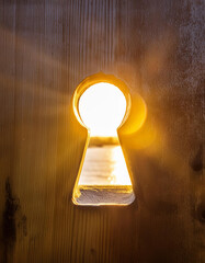 Poster - Golden light shining through keyhole creates dramatic effect - Photo