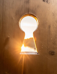 Poster - Golden light shining through keyhole creates dramatic effect - Photo