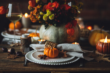 Wall Mural - Elegant atmospheric beautiful dinner table setting for thanksgiving or wedding celebration, fall countryside style, pumpkins as decor. Romantic cozy home atmosphere. Wine, floral pumpkin centrepiece.