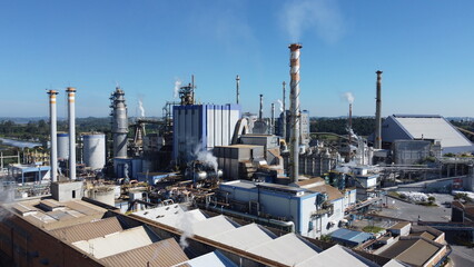 Visão aérea de uma indústria de papel e celulose em Suzano, SP, Brasil