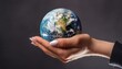 © 貴宏 西山 - 手の上に地球、黒い背景