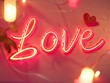 © Red Tiger Design - Neon-Love-Schriftzug mit Herzen