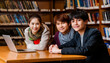 © kyon - 大学図書館で、パソコンの前で集う学生たち