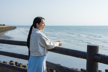 Poster - Pregnant woman look at the sea view