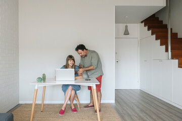 Poster - Couple with credit card and laptop in modern flat