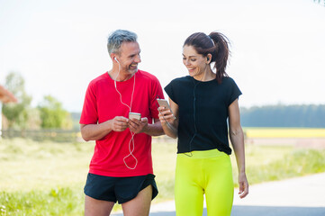 Poster - Couple using smartphones during workout