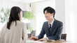 © mapo - 不動産の営業をするビジネスマン