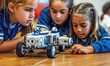 © Julio - Jóvenes estudiantes mostrando sus creaciones robóticas, demostrando su pasión por la tecnología en clase