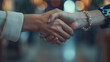© Erika - dos mujeres dandose la mano estrechando sus manos cerrando un trato y haciendo negocios mujeres empresarias