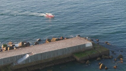 Wall Mural - Passage d'un bateau devant la jetée