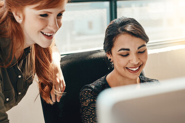 Aufkleber - Business people, computer and help with women, planning and conversation for project, advice and cooperation. Staff, employees and coaching with pc, productivity and collaboration with advice or idea