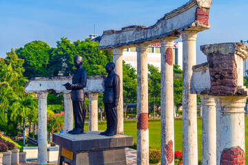 Wall Mural - Statue of the first president and vice president of Indonesia in Heroes Monument (Tugu Pahlawan) Surabaya.