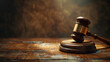 © VicPhoto - Martillo o mazo de juez sobre mesa de madera