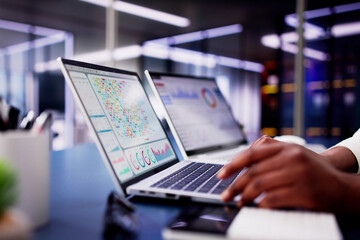 Fototapete - African American woman using virtual dashboard to predict emerging market trends