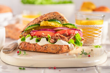 Canvas Print - Healthy sandwich with pulled beef, gherkins and tomato.