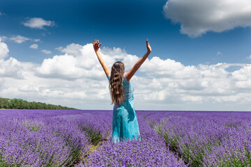 Canvas Print - FRau in einem Lavendelfeld in Bulgarien