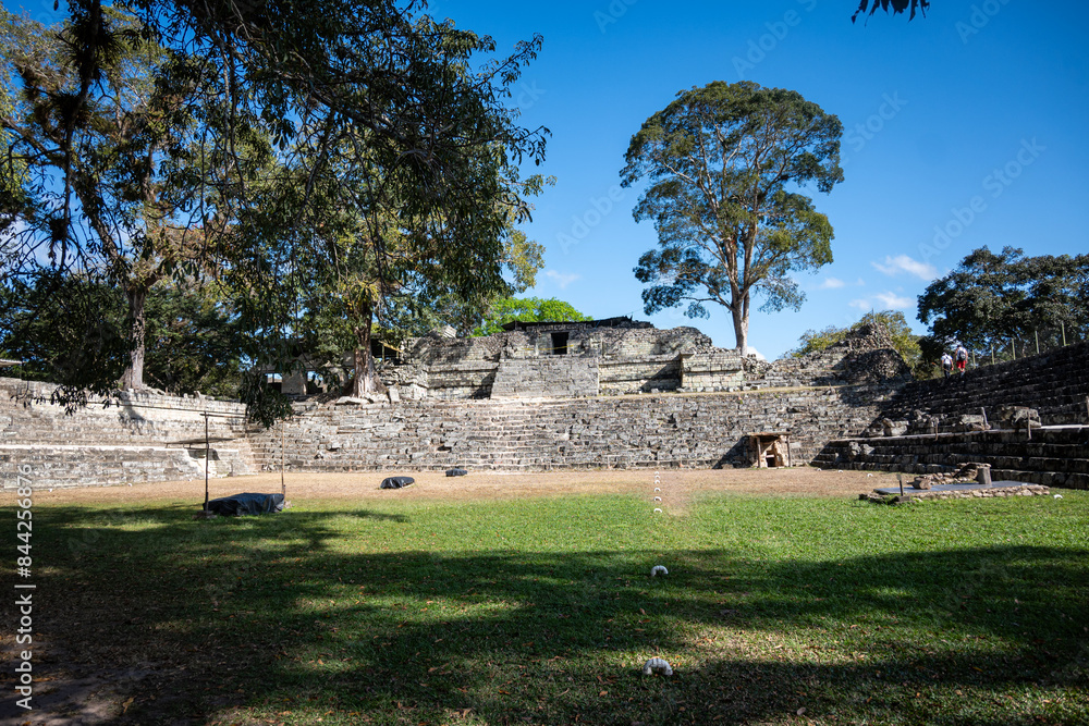 Grasplatz und Maya-Ruinen in Copán Honduras