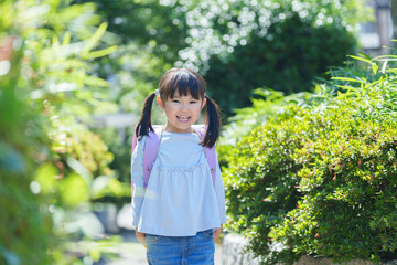 Canvas Print - 小学校に登校する小学生