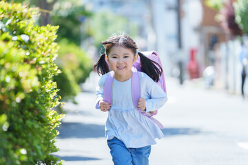 Wall Mural - 小学校に登校する走る小学生