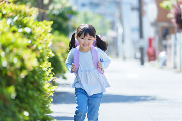 Canvas Print - 小学校に登校する走る小学生