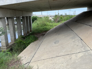 Canvas Print - concrete bridge with a large concrete structure