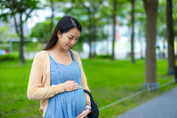 Poster - Pregnant woman in the city park